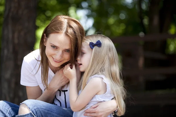 Porträt einer Mutter und einer Tochter — Stockfoto