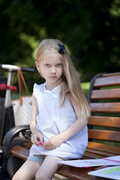 Porträtt av en vacker blond liten flicka tre år — Stockfoto