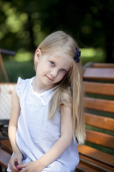 Retrato de uma linda menina loira três anos — Fotografia de Stock