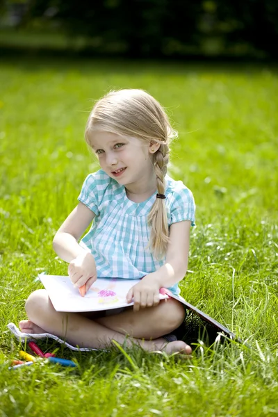 Retrato de una hermosa niña rubia de tres años — Foto de Stock