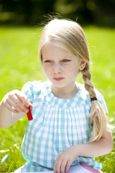Egy gyönyörű szőke kislány hároméves portréja — Stock Fotó