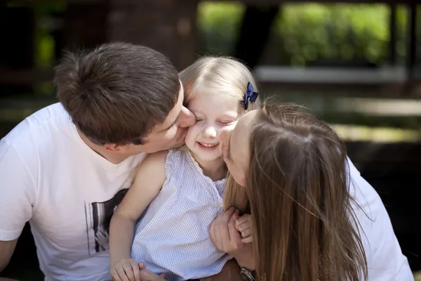 Genitori felici con la loro bambina carina — Foto Stock