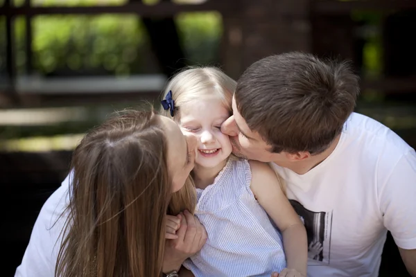 Onların sevimli küçük kız ile mutlu aileler — Stok fotoğraf