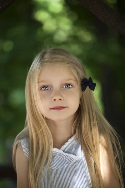 Porträtt av en vacker blond liten flicka tre år — Stockfoto