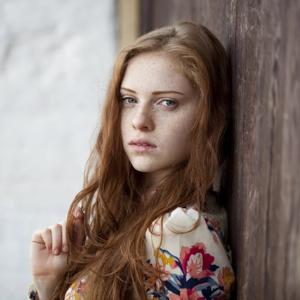 Hermosa mujer pelo rojo joven — Foto de Stock