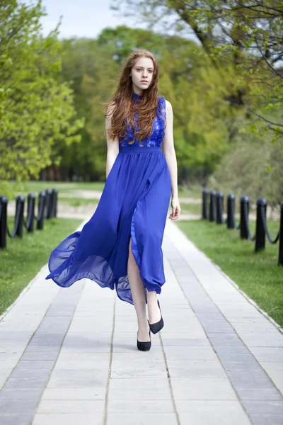 Menina de cabelo vermelho bonita em um vestido azul — Fotografia de Stock