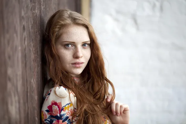 Mooie jonge rode haren vrouw — Stockfoto