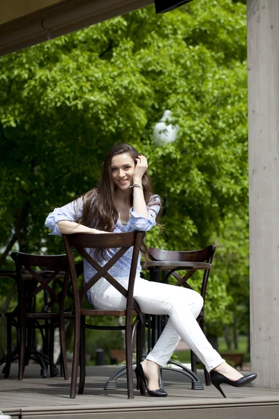 Junge Frau sitzt im Café — Stockfoto