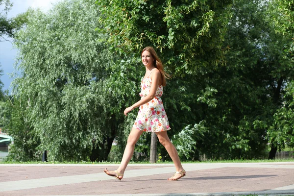 Молодая женщина, гуляющая по летнему парку — стоковое фото
