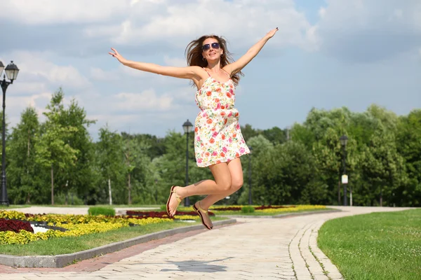 Junge Frau im farbigen Kleid — Stockfoto