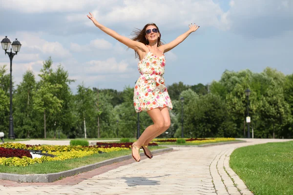 Junge Frau im farbigen Kleid — Stockfoto