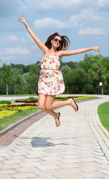 Jeune femme en robe de couleur — Photo