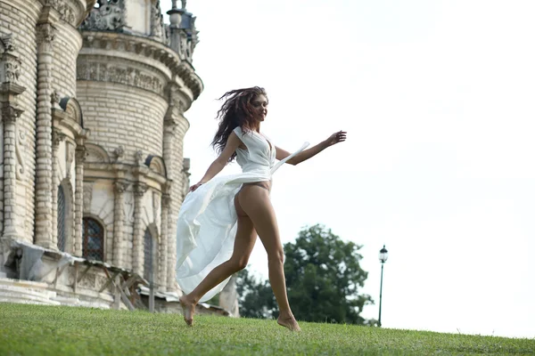 Mujer joven en un vestido largo blanco —  Fotos de Stock