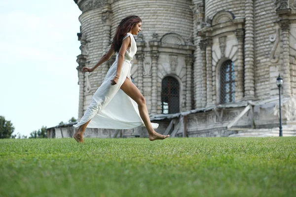 Девушка в белом длинном платье — стоковое фото