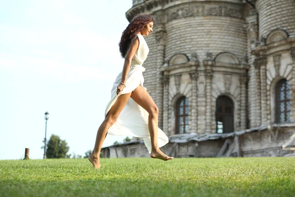 Jeune femme dans une robe longue blanche — Photo