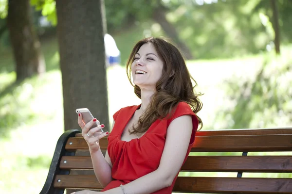전화로 메시지를 읽고 있는 여자 — 스톡 사진