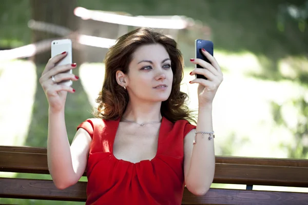 Mulher com dois smartphones pega Wi-Fi — Fotografia de Stock