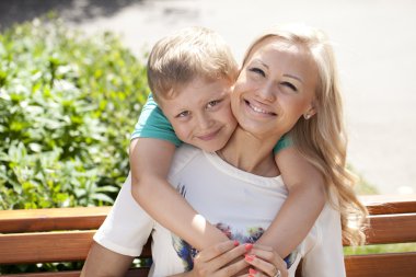 mutlu anne ve oğlu ayakta dışında 