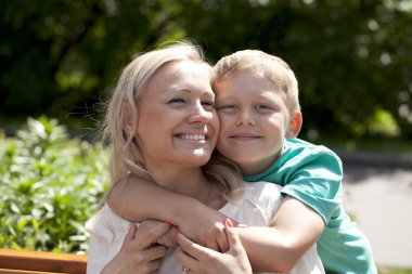 mutlu anne ve oğlu ayakta dışında 