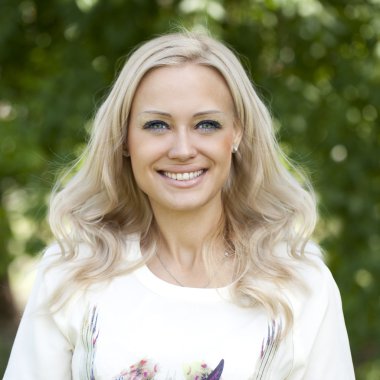 Güzel sarışın kadın. 