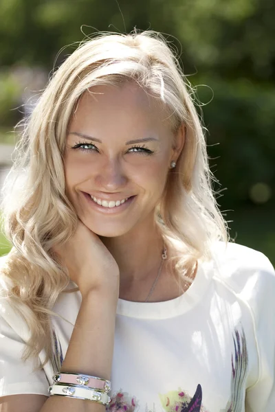 Schöne junge blonde Frau — Stockfoto