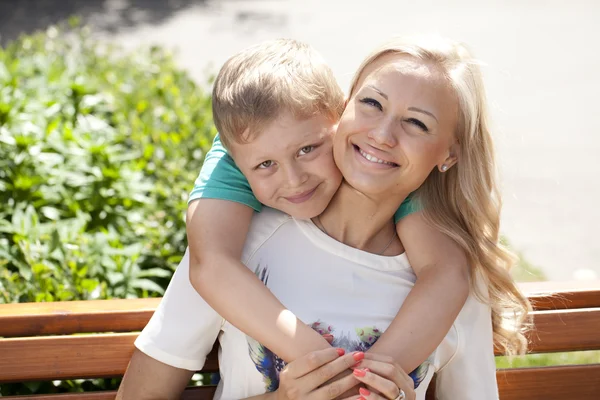 Mãe feliz e seu filho de pé lá fora — Fotografia de Stock