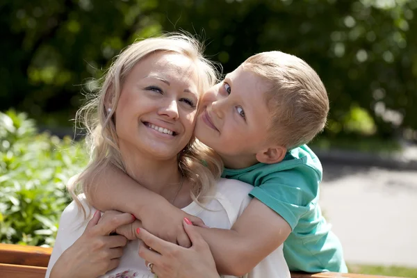 Gelukkig moeder en haar zoon permanent buiten — Stockfoto