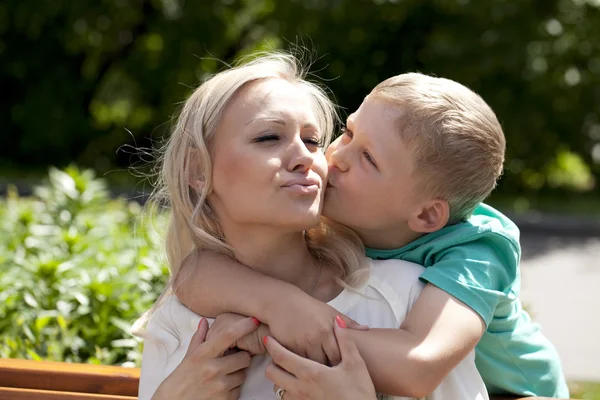 Mãe feliz e seu filho de pé lá fora — Fotografia de Stock