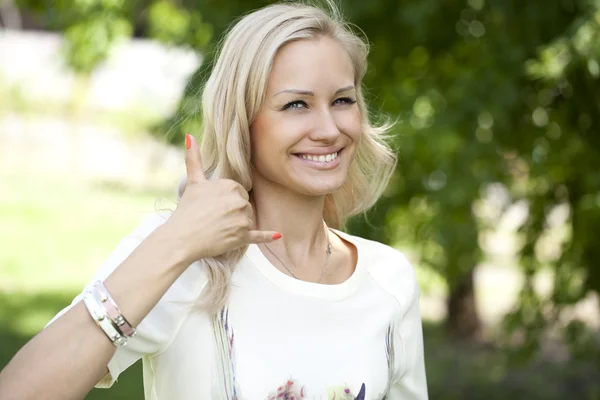 Frau, die mich im Freien anruft — Stockfoto