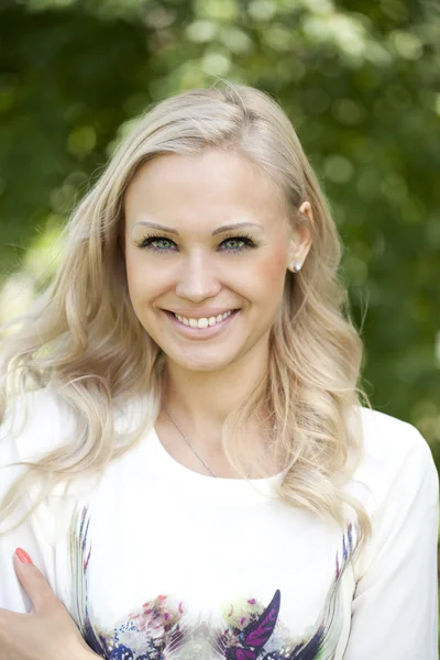 Vacker ung blond kvinna — Stockfoto