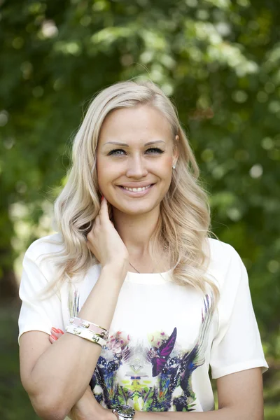 Mooie jonge blonde vrouw — Stockfoto