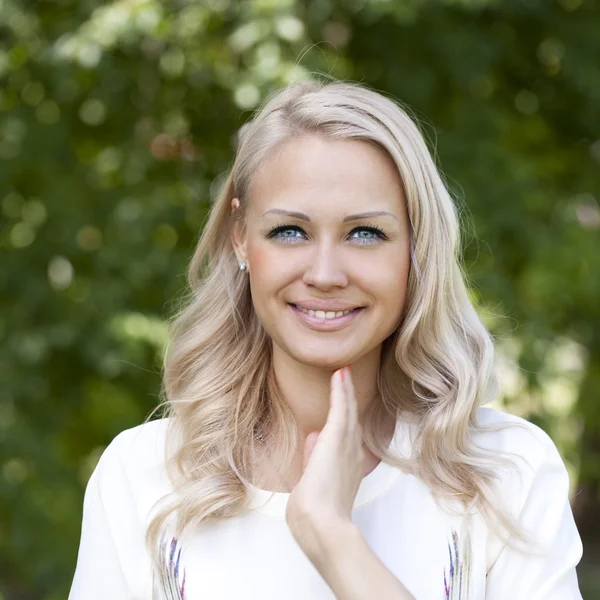 Schöne junge blonde Frau — Stockfoto