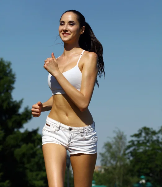 Mujer joven corriendo en el parque de verano — Foto de Stock