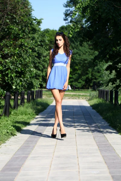 Felice giovane donna a piedi sul parco estivo — Foto Stock