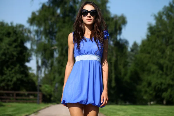 Glückliche junge Frau spaziert auf dem Sommerpark — Stockfoto
