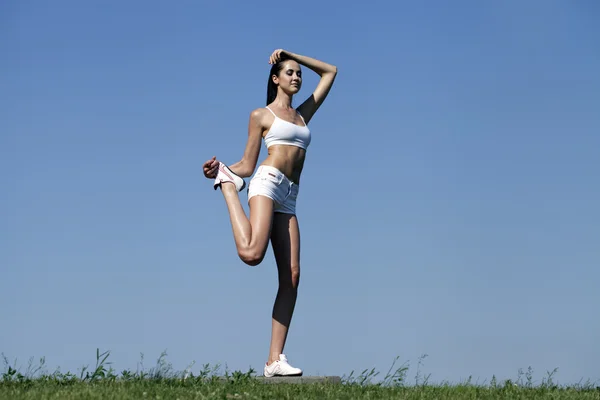 Fitness mujer haciendo ejercicio en el parque de verano —  Fotos de Stock