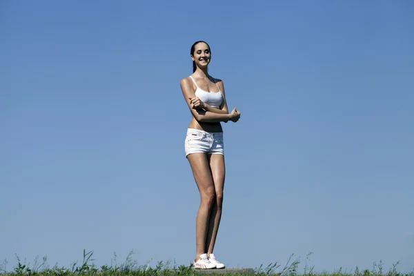 Fitness mujer haciendo ejercicio en el parque de verano —  Fotos de Stock