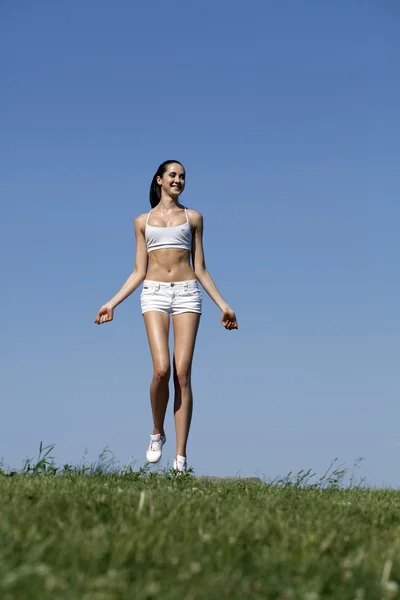Mulher fitness exercitando-se no parque de verão — Fotografia de Stock