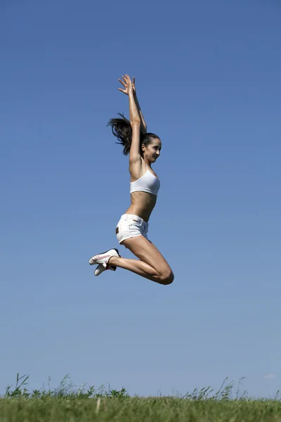 Fitness mujer haciendo ejercicio en el parque de verano — Foto de Stock