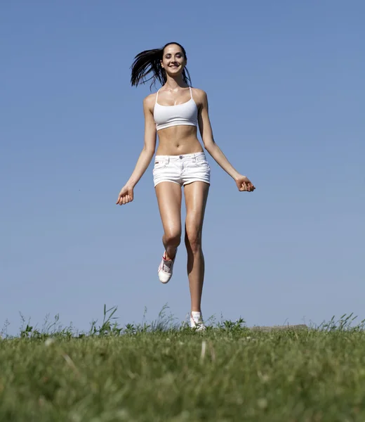 Fitness-Frau trainiert im Sommerpark — Stockfoto