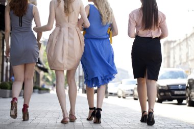 sokakta yürüyen dört güzel moda kızlar 