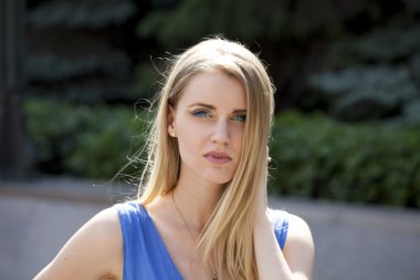 Genç sarışın kadın. 