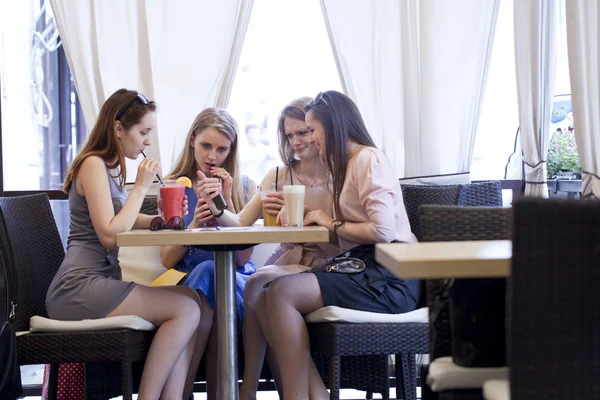 Quattro ragazze hanno un riposo in un caffè estivo — Foto Stock