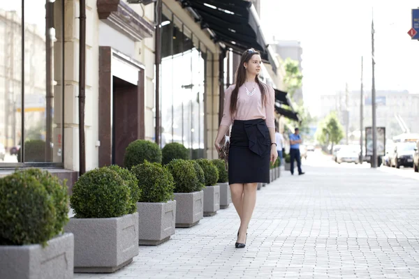 Junge Frau läuft auf die Straße — Stockfoto