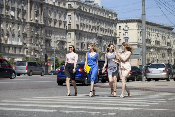 Quatro lindas meninas da moda andando na rua — Fotografia de Stock