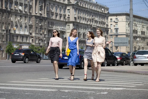 Quatro lindas meninas da moda andando na rua — Fotografia de Stock