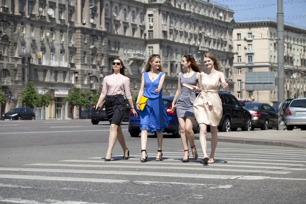Четыре красивые девушки моды, идущие по улице — стоковое фото