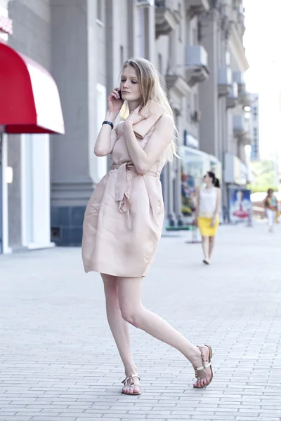 Young woman calling by phone — Stock Photo, Image