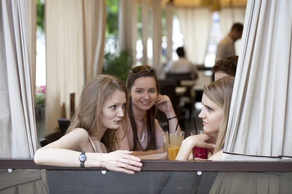 Czterech młodych dziewcząt odpocząć w kawiarni lato — Zdjęcie stockowe