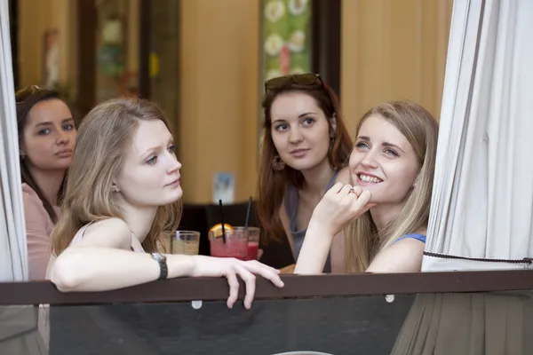 Cuatro chicas jóvenes descansan en un café de verano — Foto de Stock